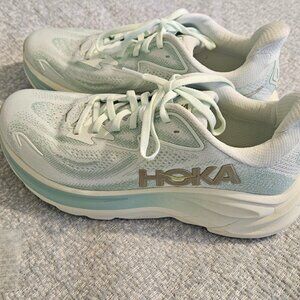 HOKA WOMENS RUNNING SHOE, size 8.5. Pre-owned good conditionW c